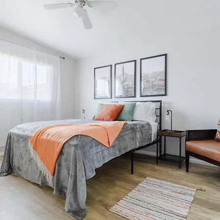 Desert Chic - 2 Bed Condo With Yard